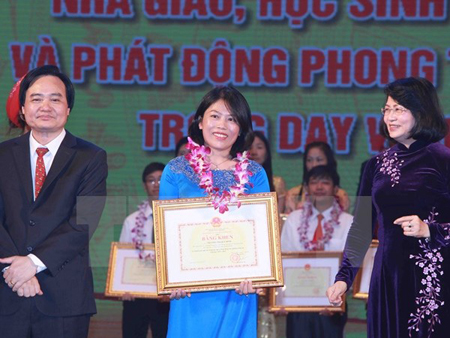 Phó Chủ tịch nước Đặng Thị Ngọc Thịnh và Bộ trưởng Bộ Giáo dục và Đào tạo Phùng Xuân Nhạ trao bằng khen cho các giáo viên, học sinh.